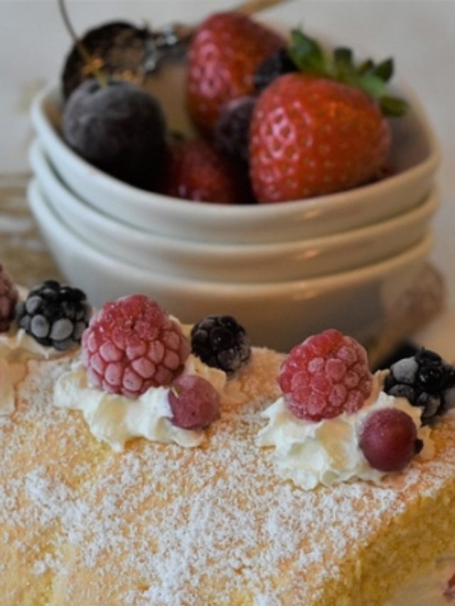 Rocambole de pavlova de frutas vermelhas