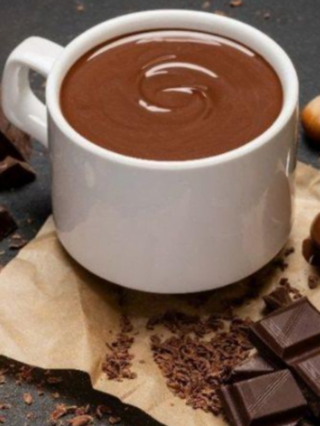 Chocolate quente cremoso com baunilha.