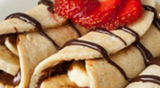 Receita de Panqueca doce de liquidificador de creme de avelã, morango e banana