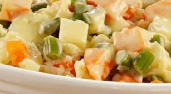 Receita de uma salada de maionese para um almoço em família